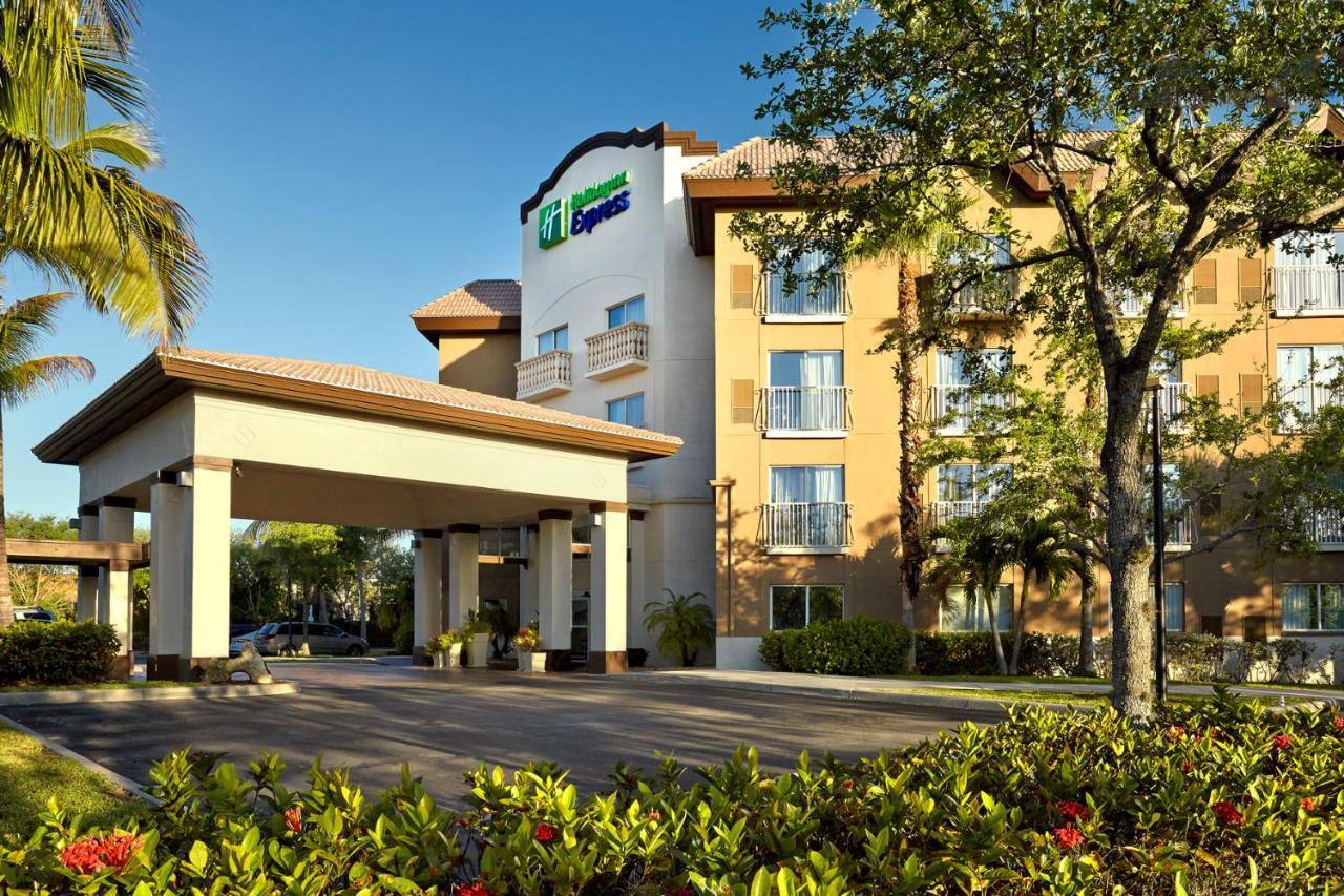 Holiday Inn Express & Suites Naples Downtown - 5Th Avenue By Ihg Екстер'єр фото