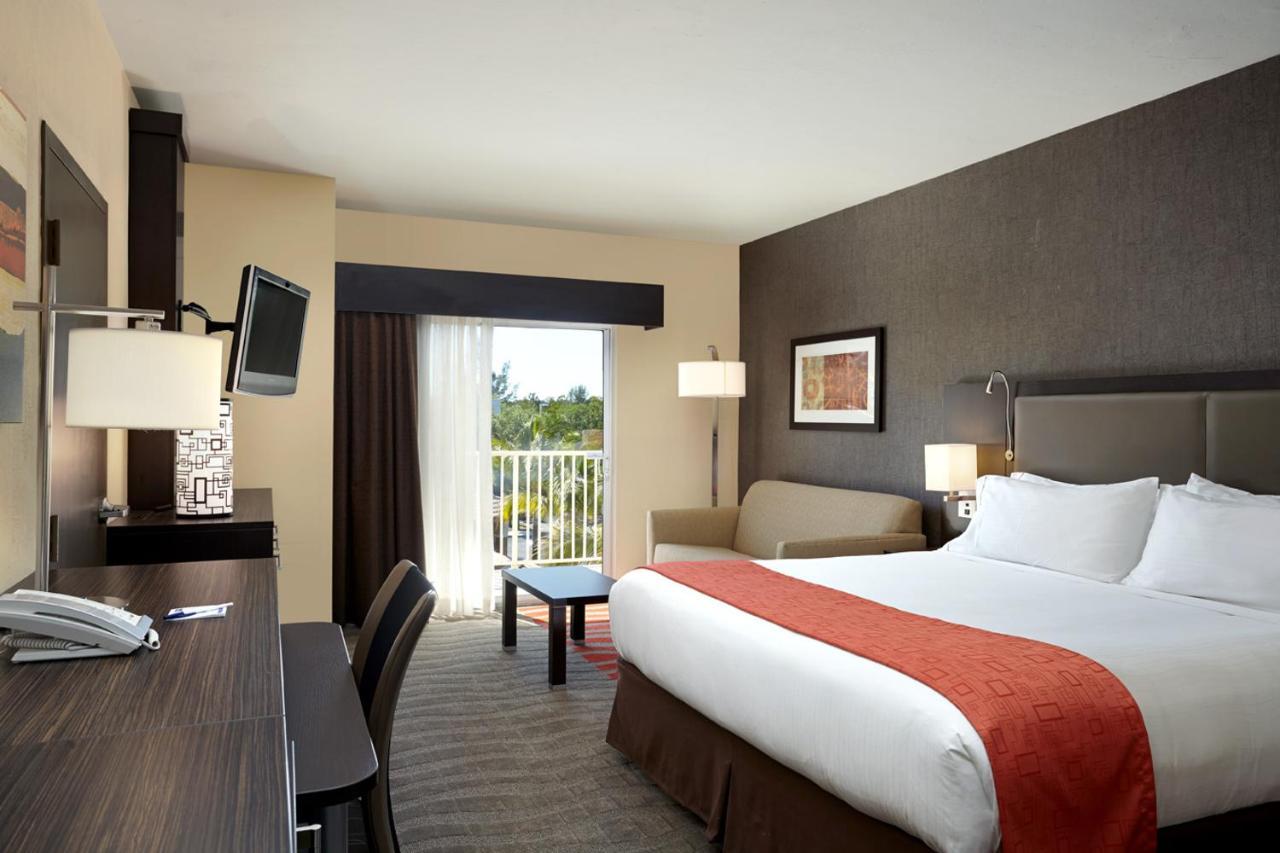 Holiday Inn Express & Suites Naples Downtown - 5Th Avenue By Ihg Екстер'єр фото