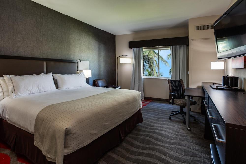 Holiday Inn Express & Suites Naples Downtown - 5Th Avenue By Ihg Екстер'єр фото