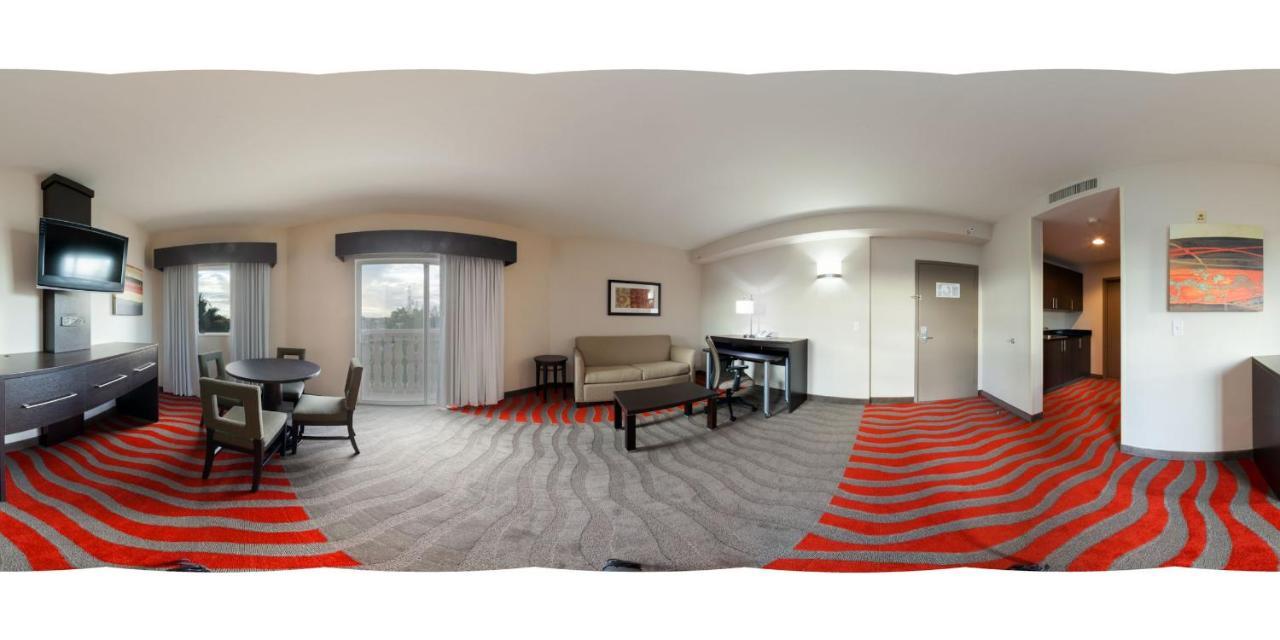 Holiday Inn Express & Suites Naples Downtown - 5Th Avenue By Ihg Екстер'єр фото