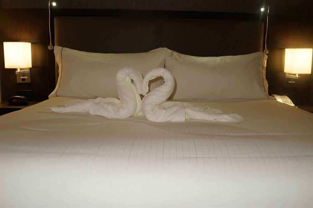 Holiday Inn Express & Suites Naples Downtown - 5Th Avenue By Ihg Екстер'єр фото
