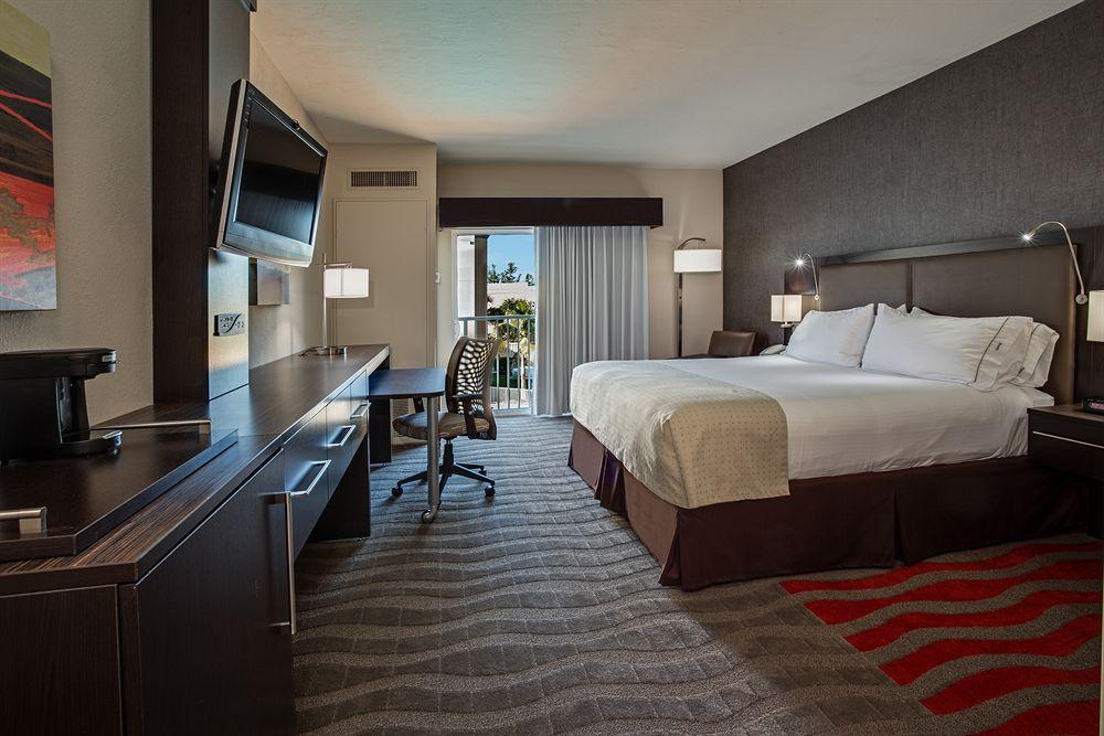Holiday Inn Express & Suites Naples Downtown - 5Th Avenue By Ihg Екстер'єр фото