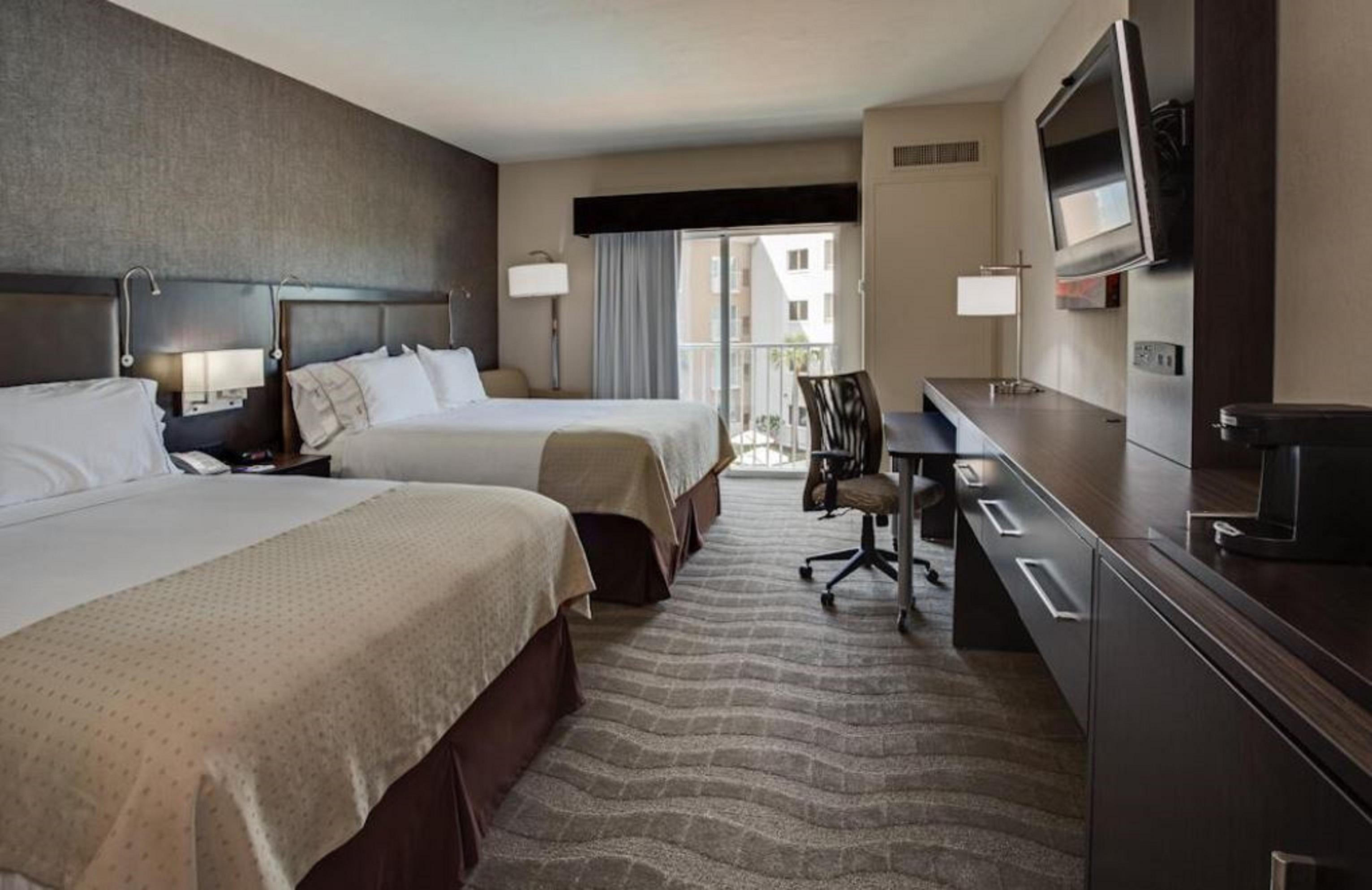 Holiday Inn Express & Suites Naples Downtown - 5Th Avenue By Ihg Екстер'єр фото