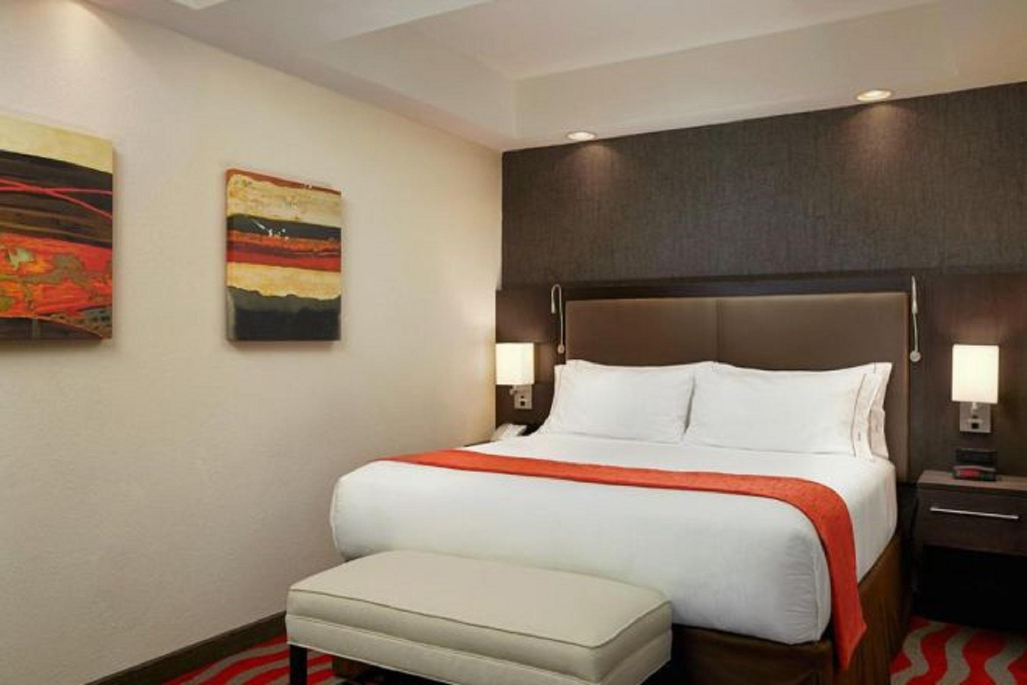 Holiday Inn Express & Suites Naples Downtown - 5Th Avenue By Ihg Екстер'єр фото