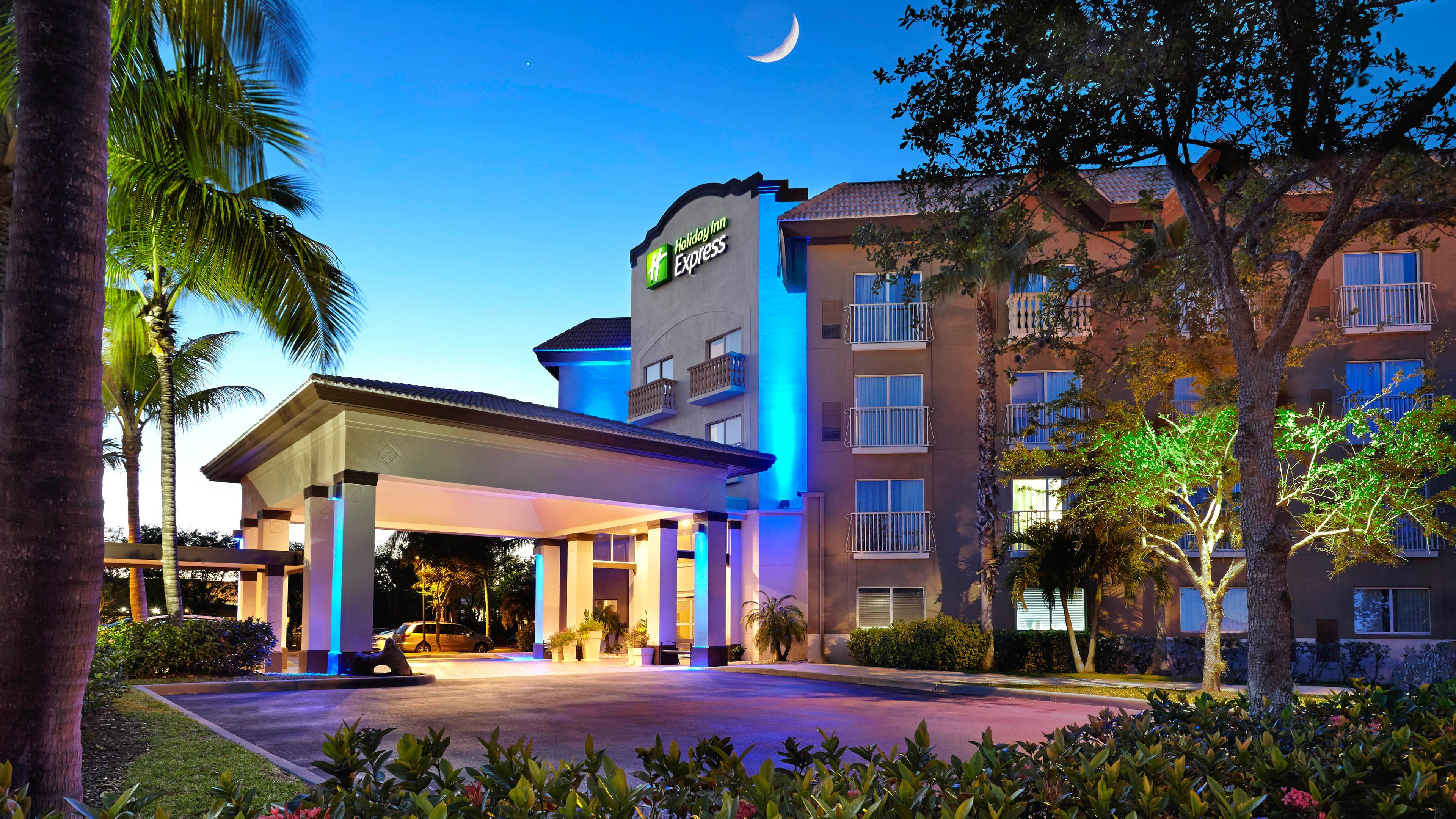 Holiday Inn Express & Suites Naples Downtown - 5Th Avenue By Ihg Екстер'єр фото