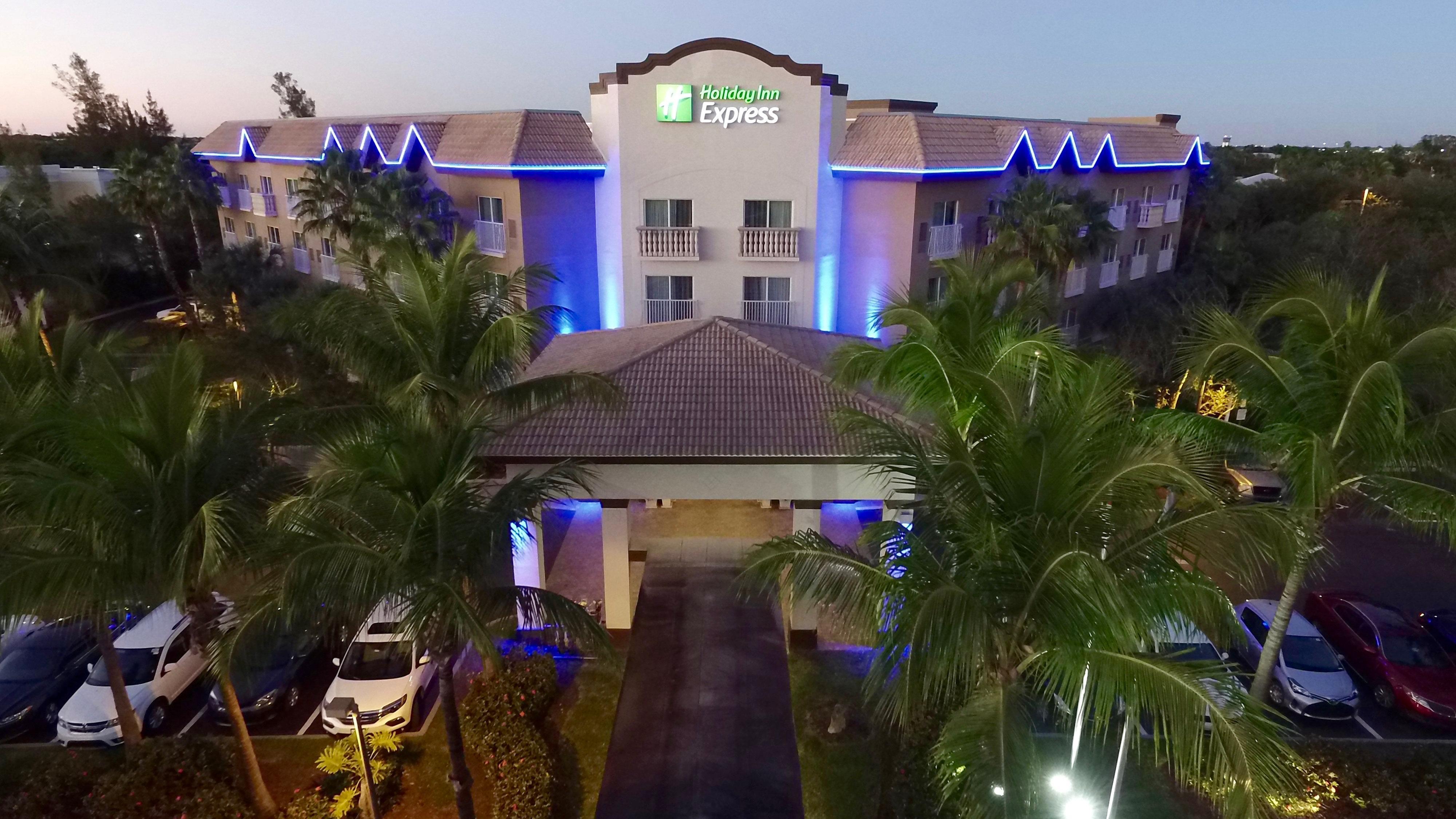 Holiday Inn Express & Suites Naples Downtown - 5Th Avenue By Ihg Екстер'єр фото