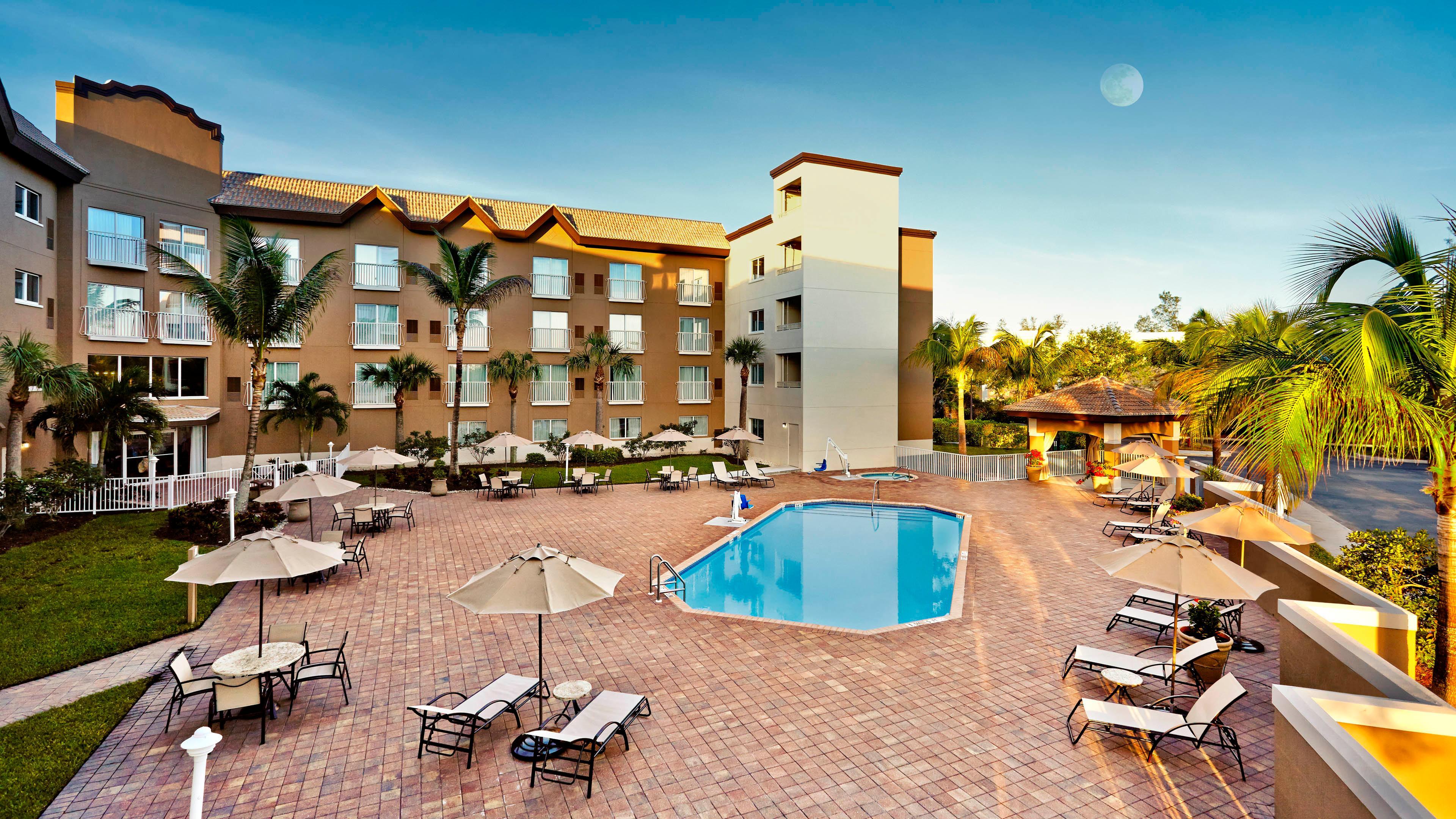 Holiday Inn Express & Suites Naples Downtown - 5Th Avenue By Ihg Екстер'єр фото
