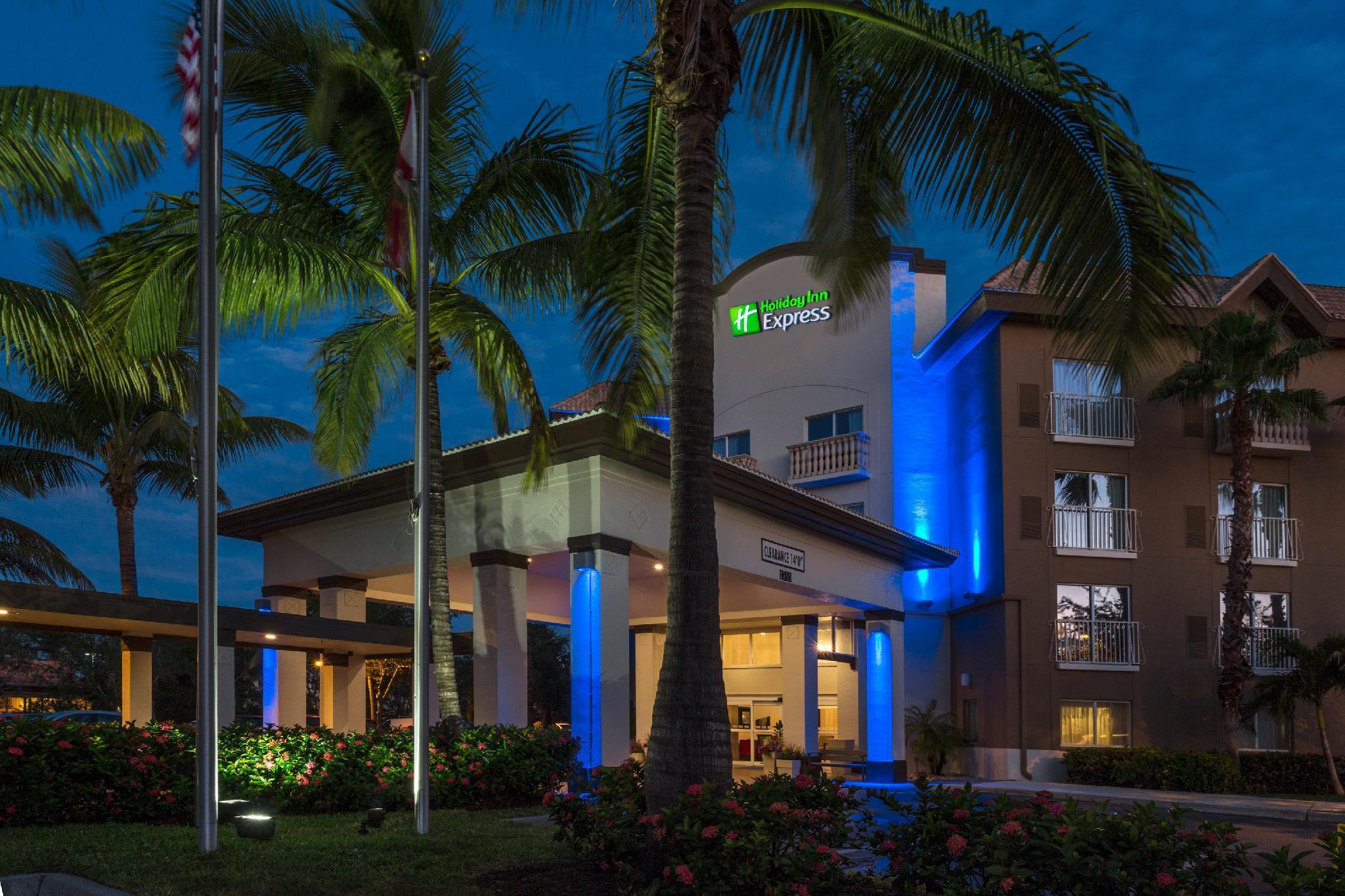 Holiday Inn Express & Suites Naples Downtown - 5Th Avenue By Ihg Екстер'єр фото