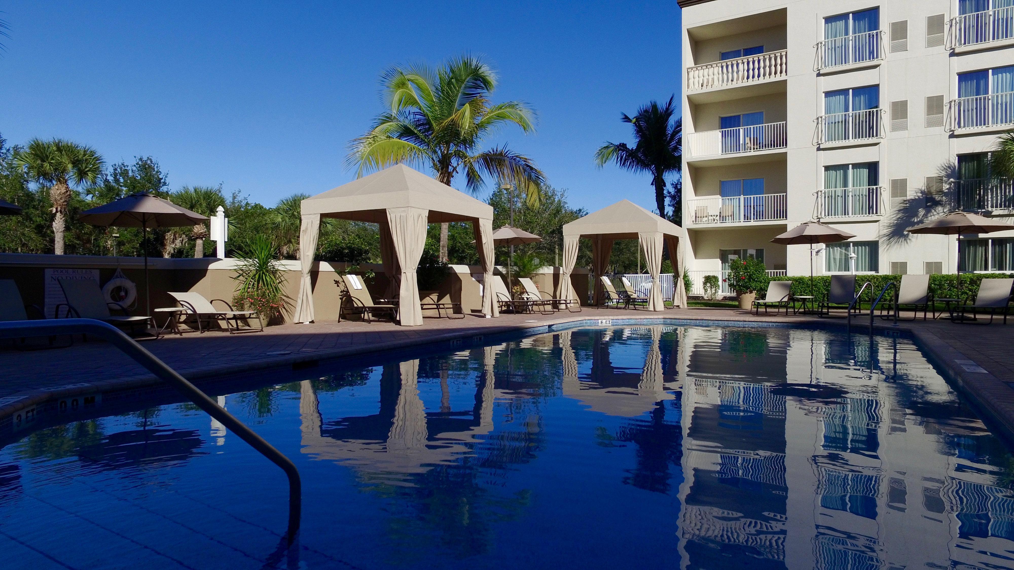Holiday Inn Express & Suites Naples Downtown - 5Th Avenue By Ihg Екстер'єр фото