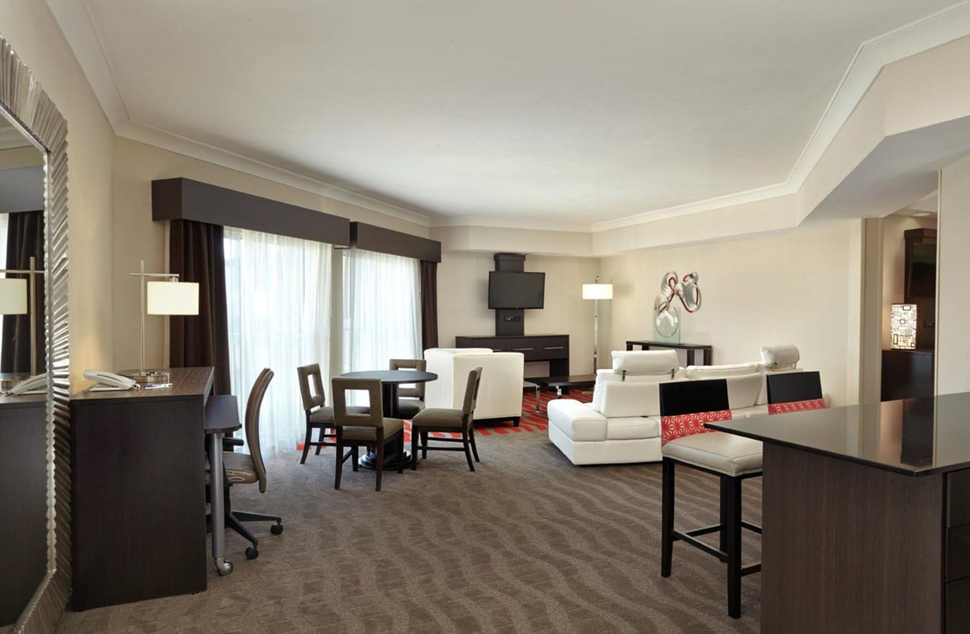 Holiday Inn Express & Suites Naples Downtown - 5Th Avenue By Ihg Екстер'єр фото