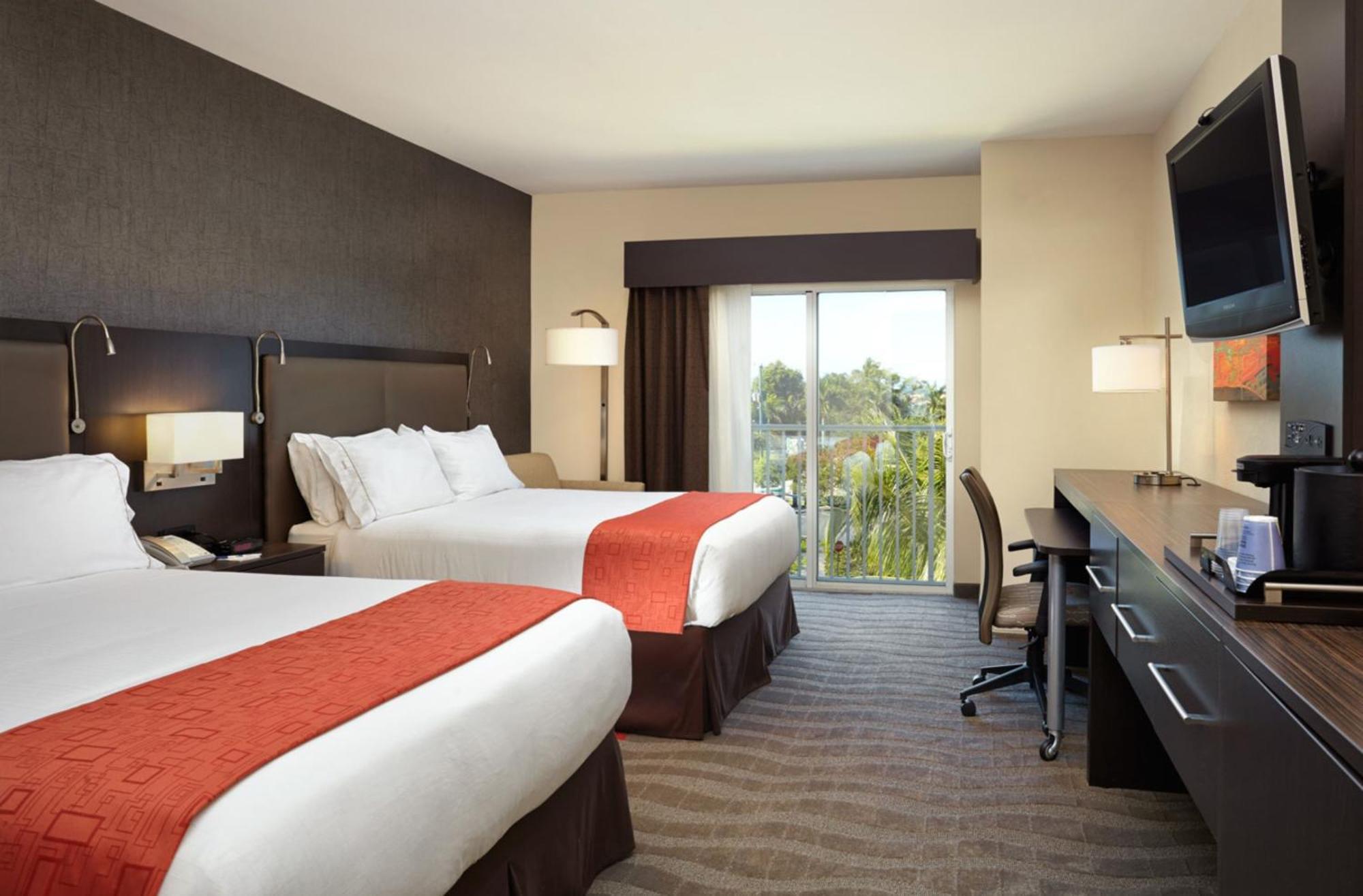 Holiday Inn Express & Suites Naples Downtown - 5Th Avenue By Ihg Екстер'єр фото