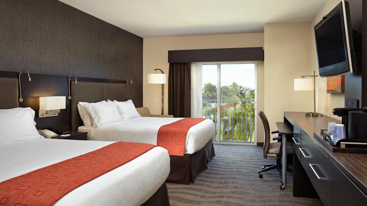 Holiday Inn Express & Suites Naples Downtown - 5Th Avenue By Ihg Екстер'єр фото